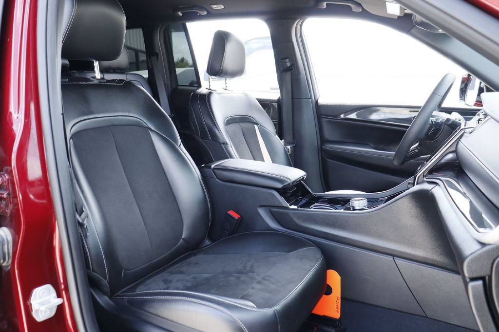 Used 2023 Jeep Grand Cherokee Laredo RWD image 17