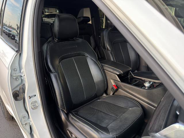 Used 2024 Jeep Grand Cherokee Overland AWD/4WD image 8