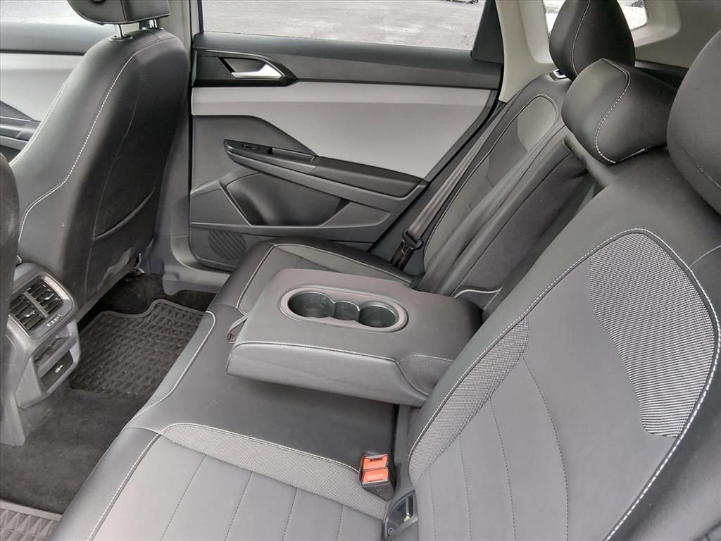 Used 2023 Volkswagen Taos SE w/ Panoramic Sunroof Package FWD image 16