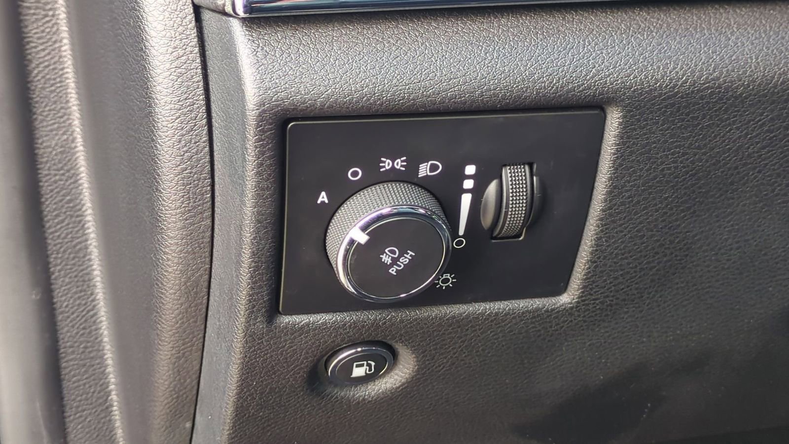 Used 2019 Jeep Grand Cherokee Limited w/ Trailer Tow Group IV image 19