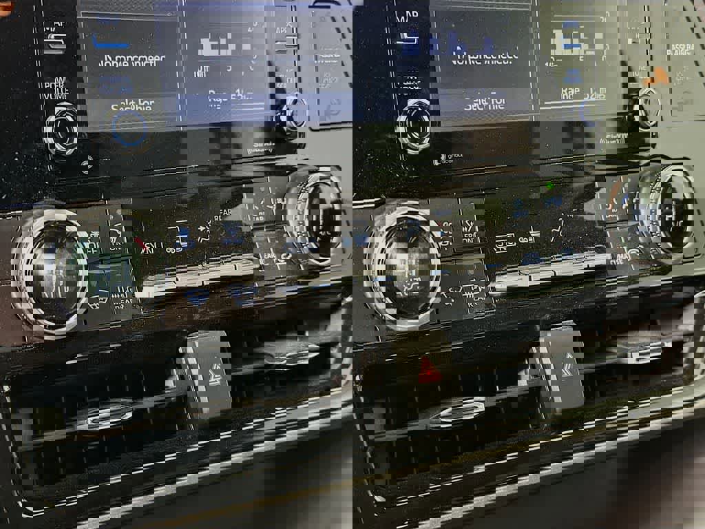 Used 2020 Toyota Highlander L image 21