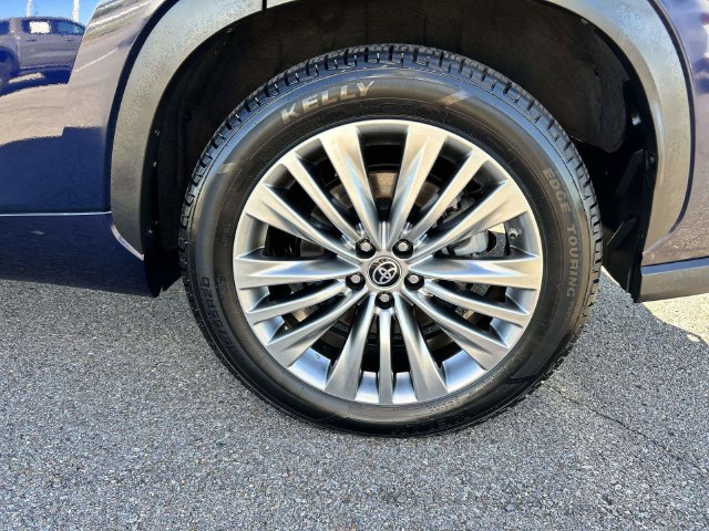 Used 2023 Toyota Highlander Platinum FWD image 3