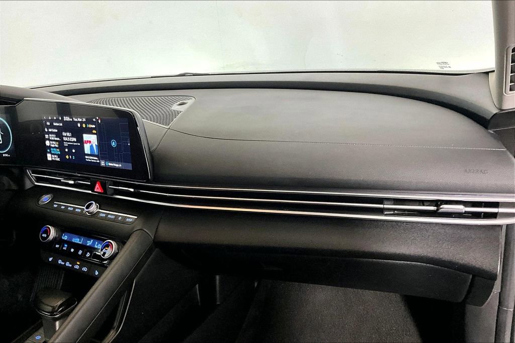 Used 2023 Hyundai Elantra SEL w/ Convenience Package image 12