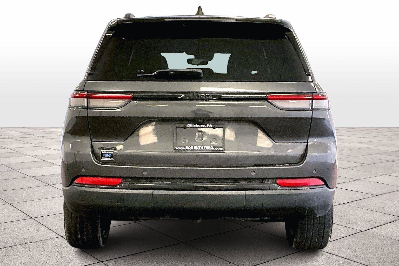 Used 2023 Jeep Grand Cherokee Altitude image 2