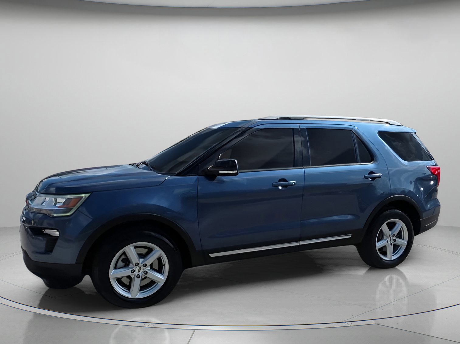 Certified 2018 Ford Explorer XLT w/ Equipment Group 202A image 6