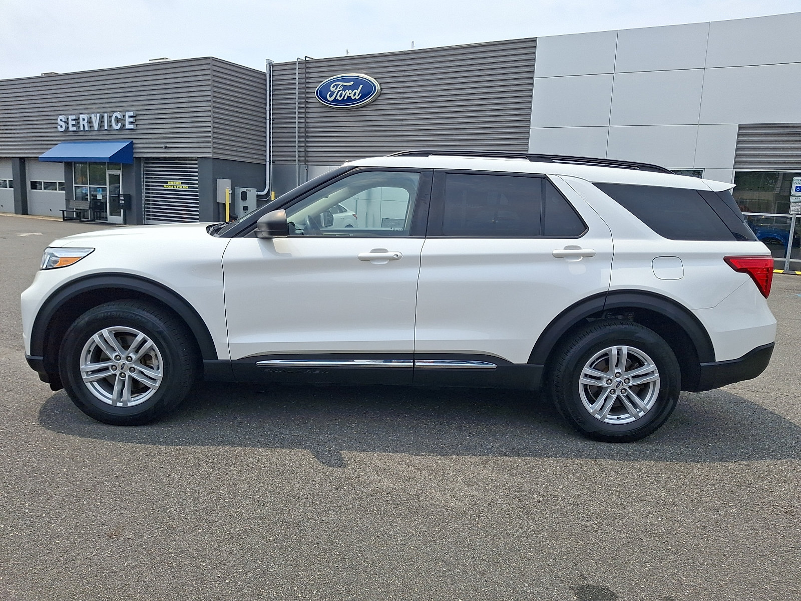 Certified 2022 Ford Explorer XLT w/ Equipment Group 202A AWD/4WD image 6