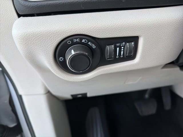 Used 2022 Chrysler Voyager LX FWD image 19