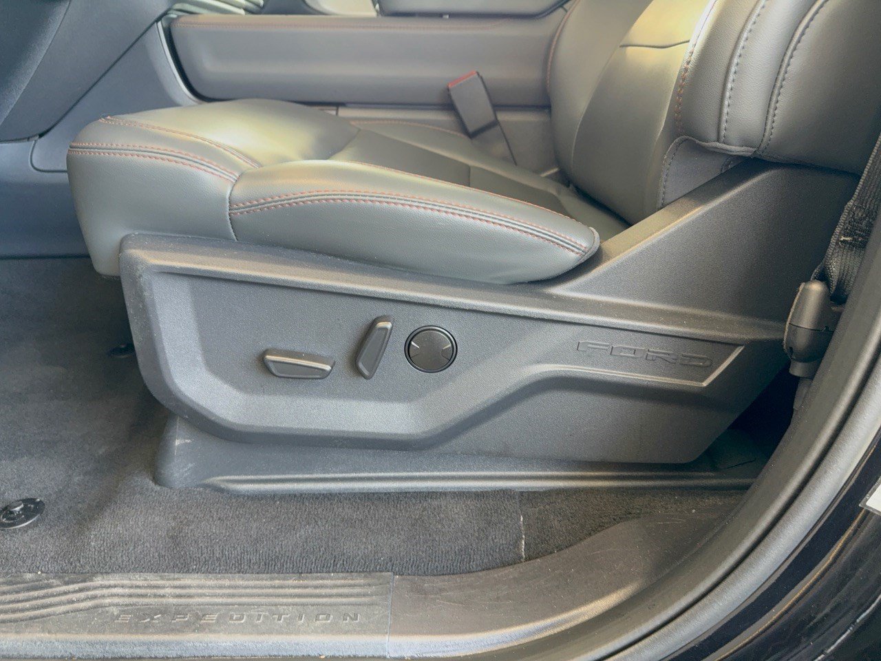 Certified 2025 Ford Expedition Active AWD/4WD image 16