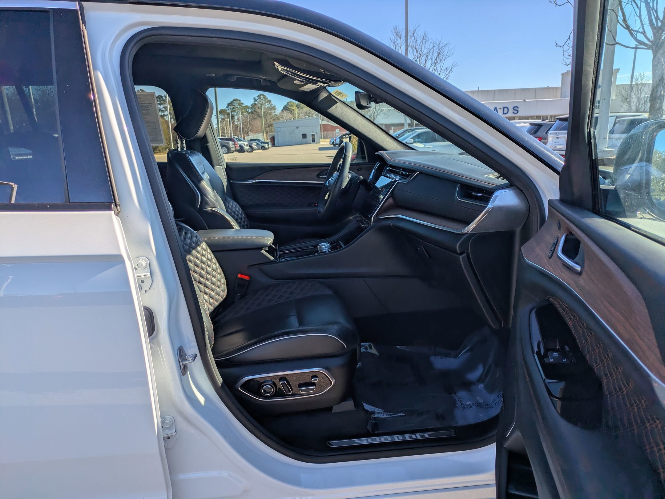 Used 2023 Jeep Grand Cherokee L Summit w/ Luxury Tech Group V image 35