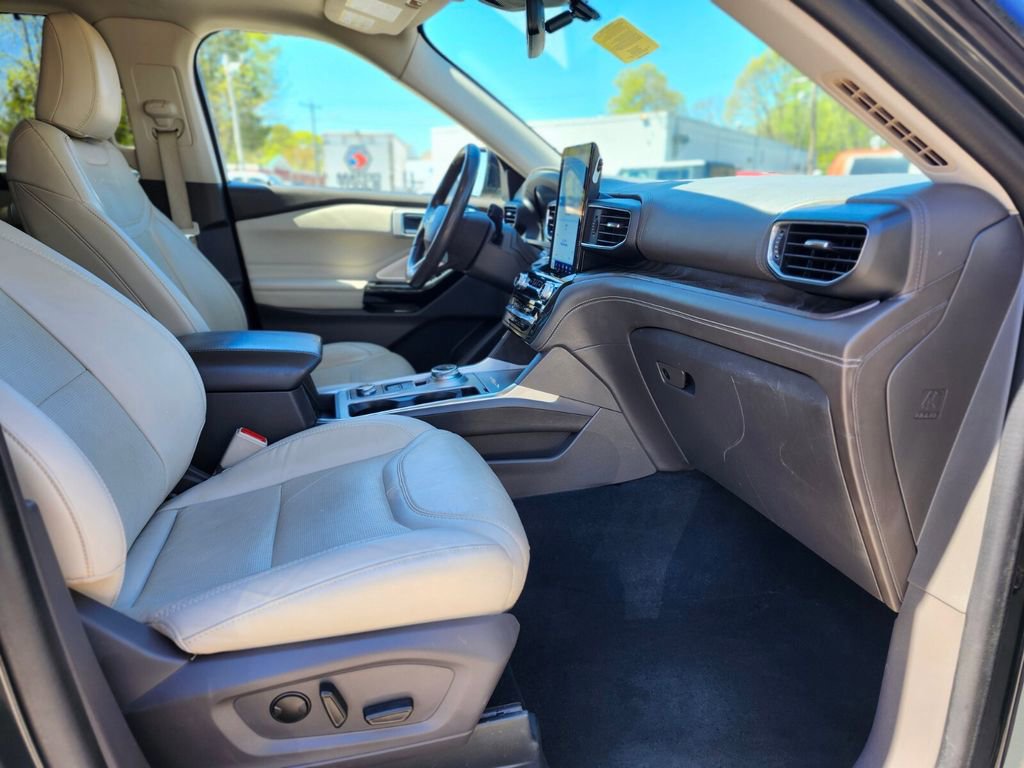 Certified 2022 Ford Explorer Platinum w/ Equipment Group 601A AWD/4WD image 11