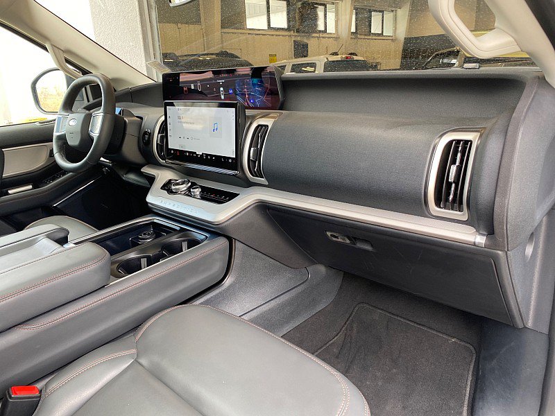 Certified 2025 Ford Expedition Active AWD/4WD image 28