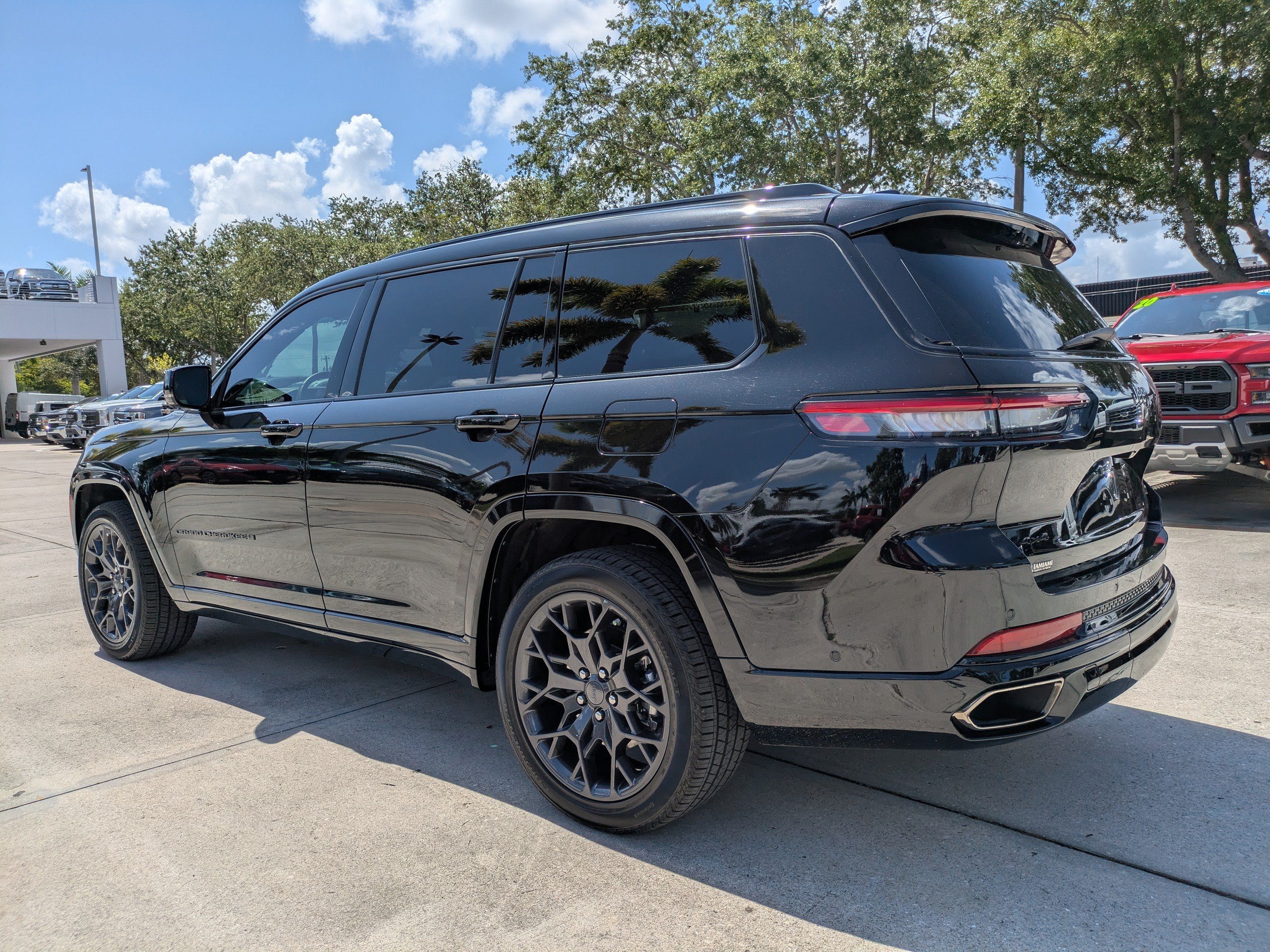 Used 2025 Jeep Grand Cherokee L Summit w/ Obsidian Package AWD/4WD image 6