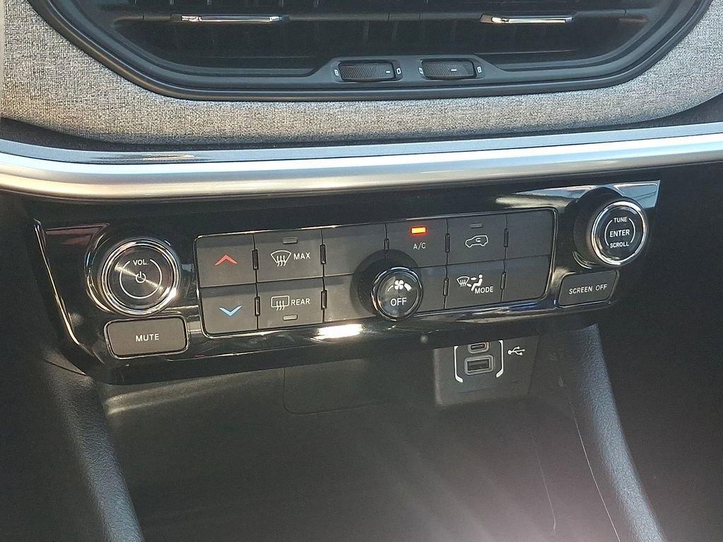 Used 2024 Jeep Compass Latitude AWD/4WD image 16