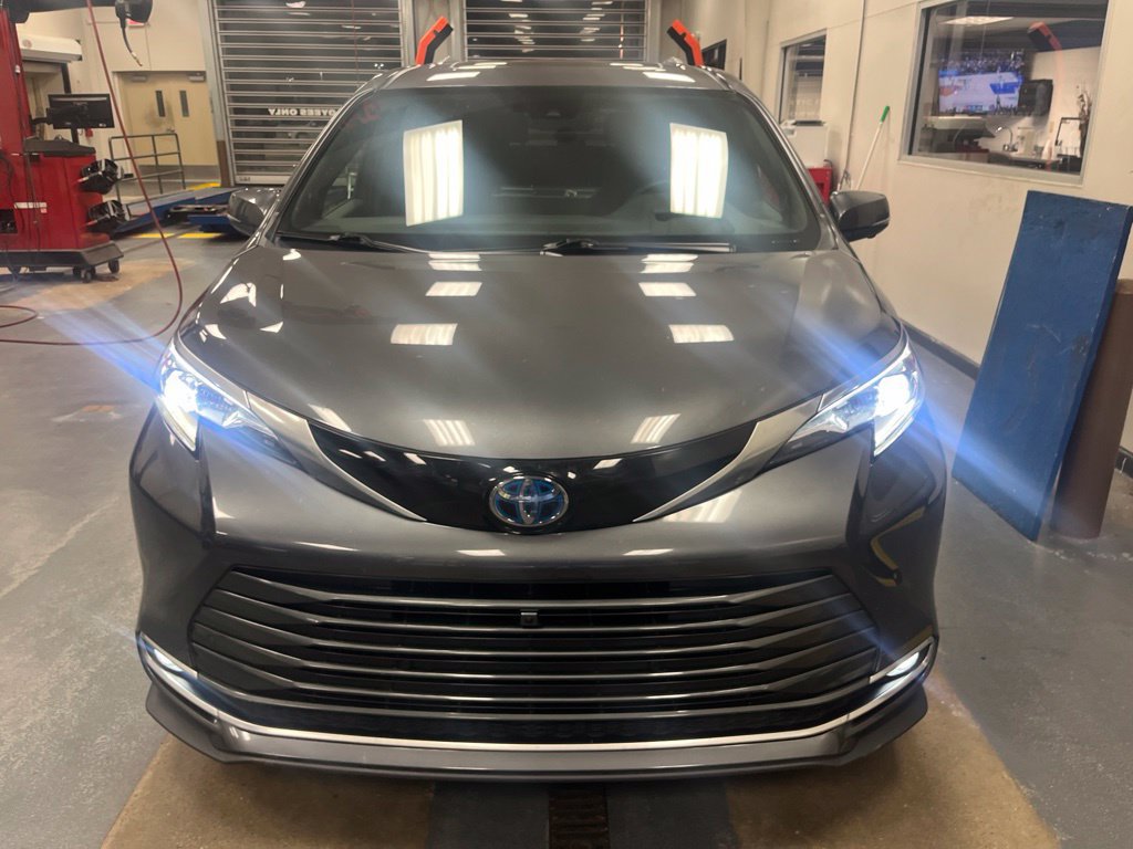 Used 2025 Toyota Sienna Platinum AWD/4WD image 9