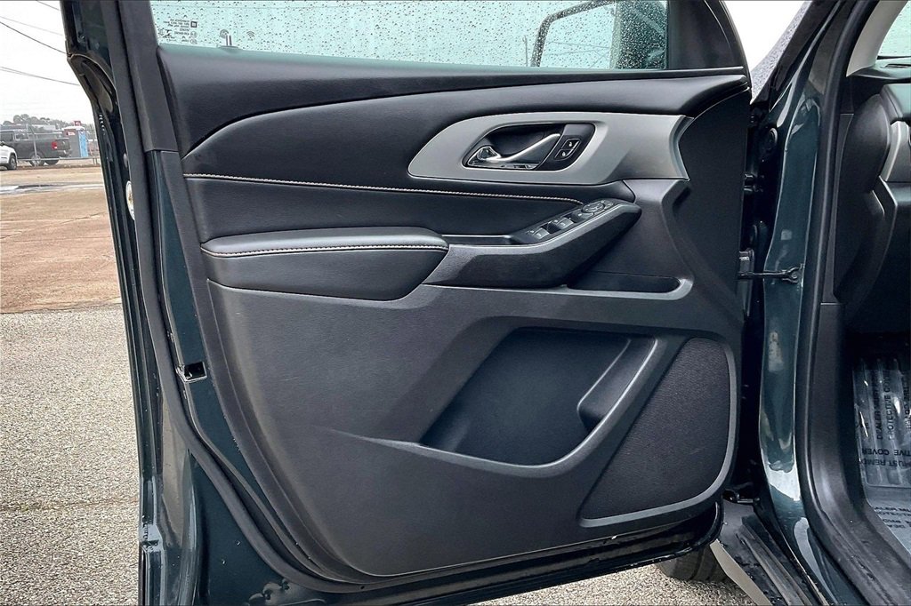 Used 2021 Chevrolet Traverse LT image 11