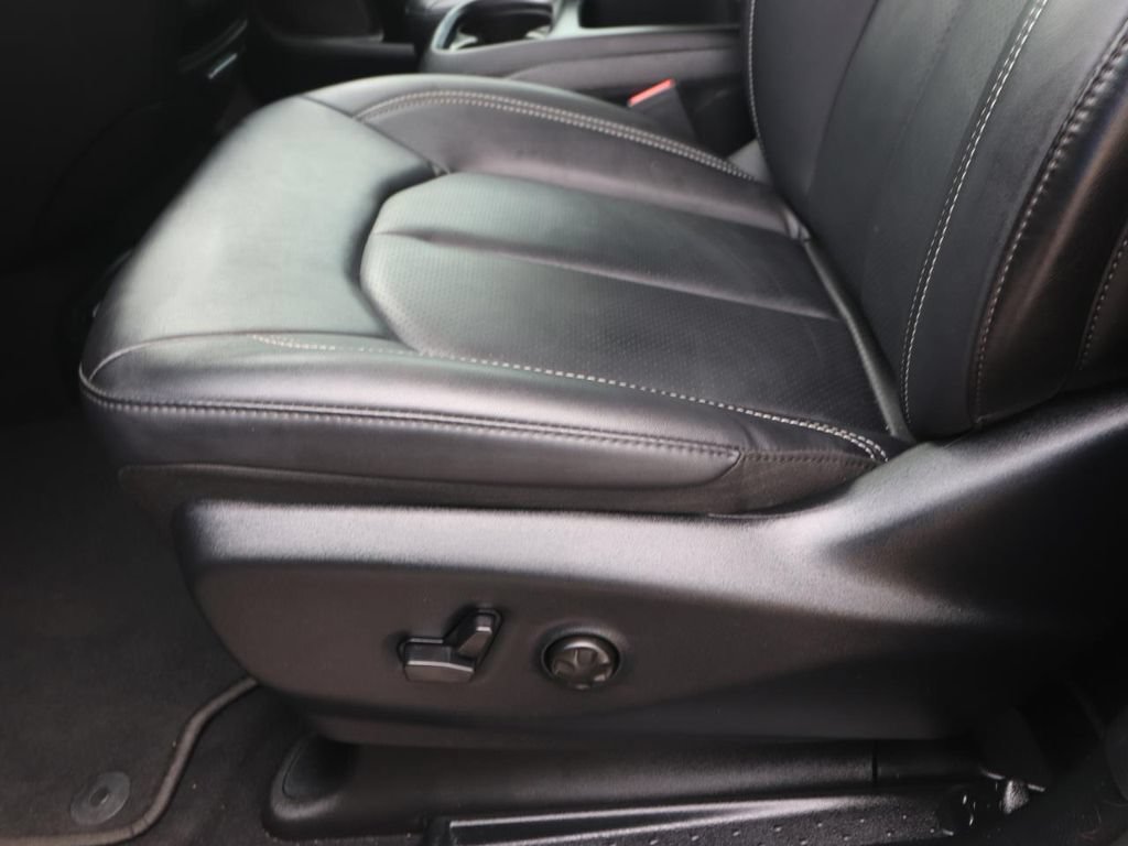 Used 2025 Chrysler Pacifica Select FWD image 16