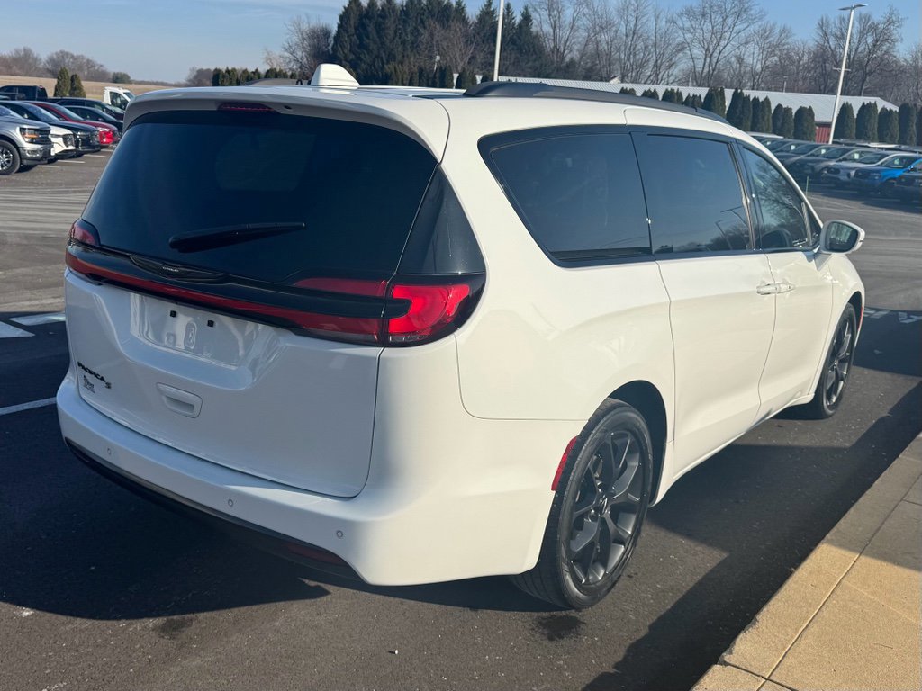 Used 2022 Chrysler Pacifica Touring-L w/ S Appearance Package image 5