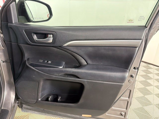 Used 2019 Toyota Highlander SE FWD image 33