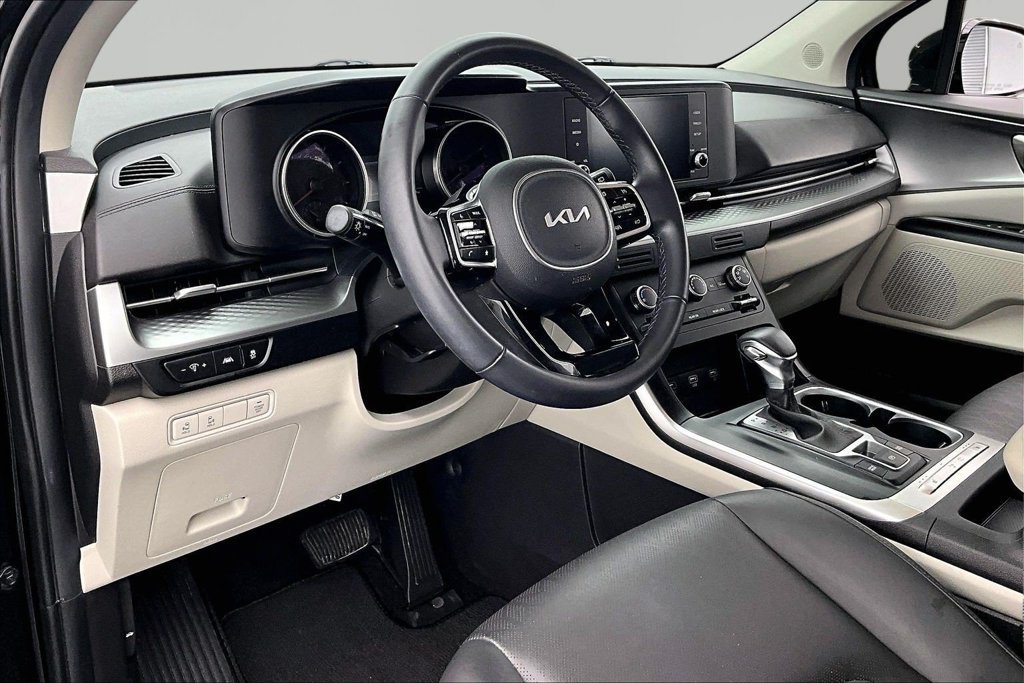 Used 2023 Kia Carnival LX FWD image 14