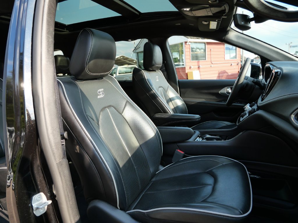 Used 2025 Chrysler Pacifica Limited FWD image 12