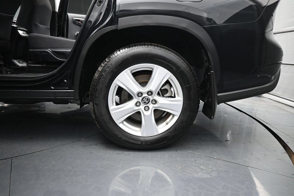 Used 2023 Toyota Highlander LE AWD/4WD image 19
