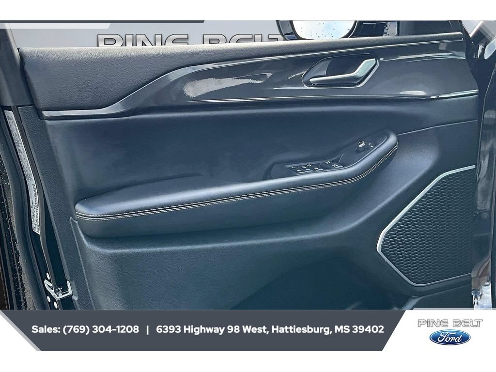 Used 2022 Jeep Grand Cherokee Altitude AWD/4WD image 17