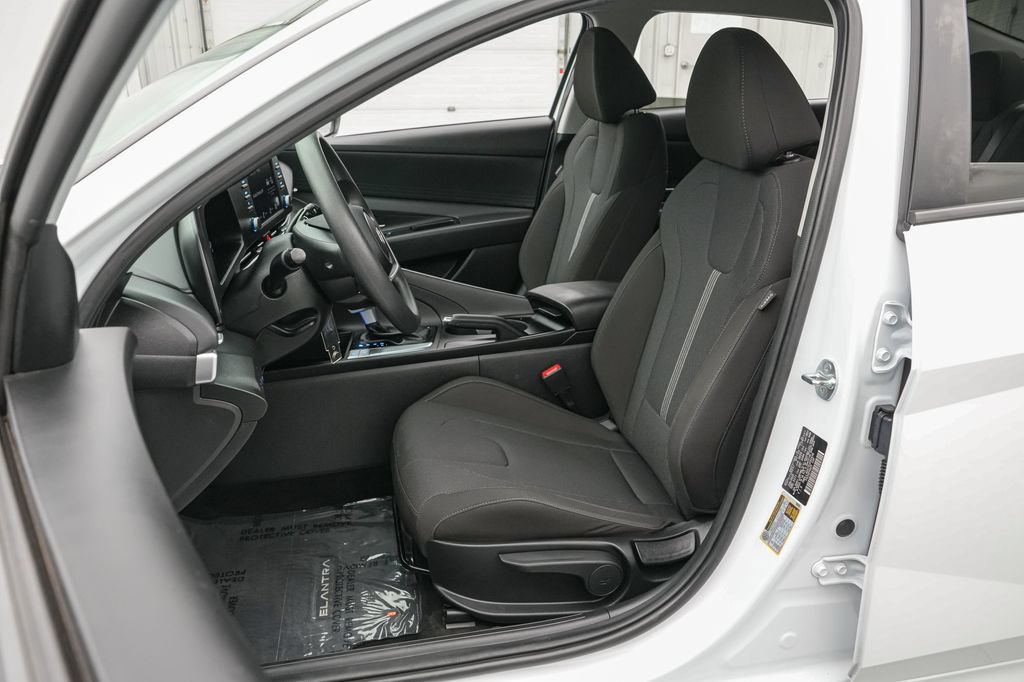 Used 2025 Hyundai Elantra SE FWD image 11