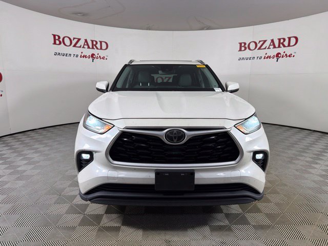 Used 2021 Toyota Highlander XLE FWD image 2