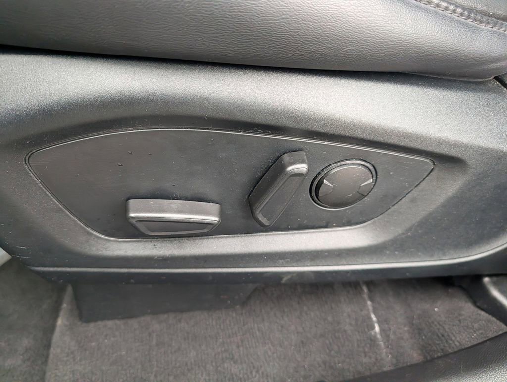 Certified 2022 Ford Explorer XLT w/ Equipment Group 202A image 9