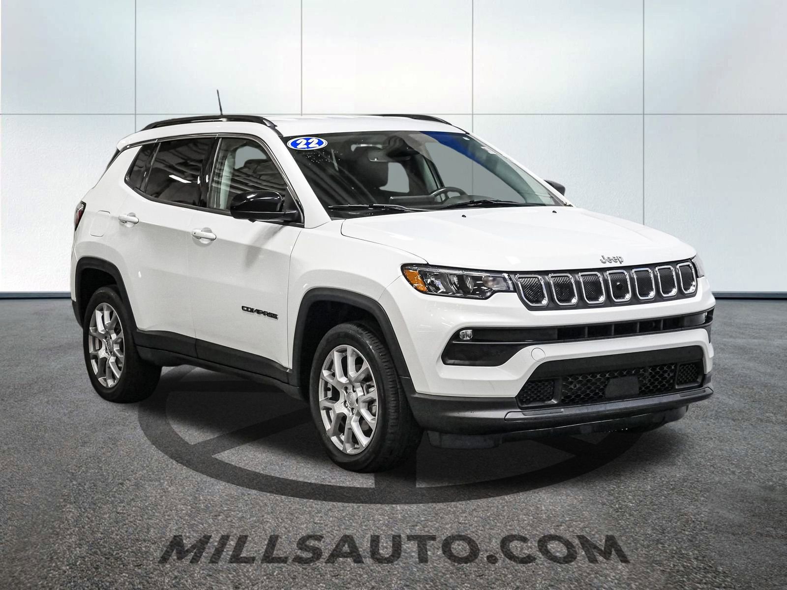 Used 2022 Jeep Compass Latitude image 2