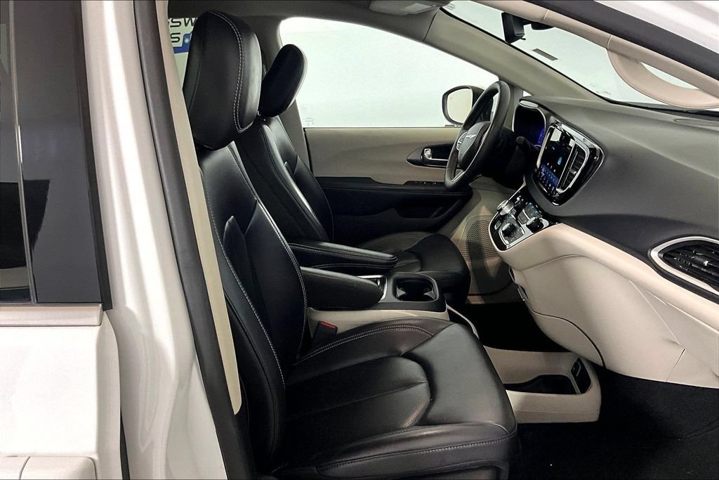 Used 2023 Chrysler Pacifica Touring-L FWD image 6