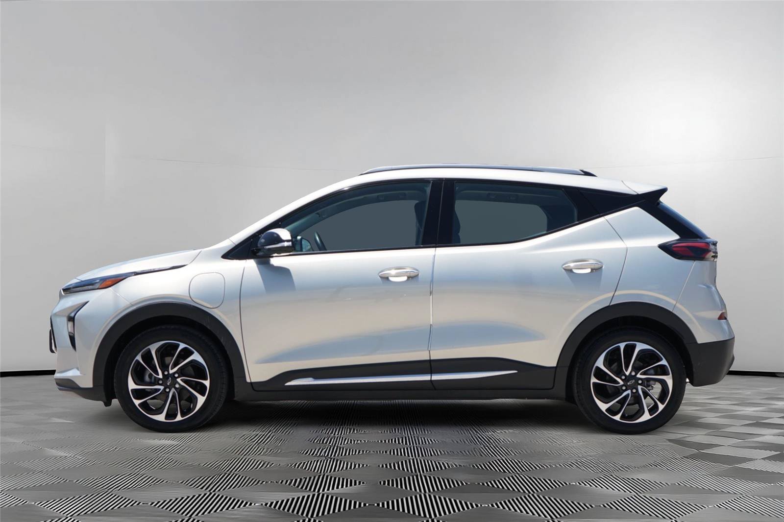 Used 2023 Chevrolet Bolt EUV Premier w/ Sun & Sound Package FWD image 7