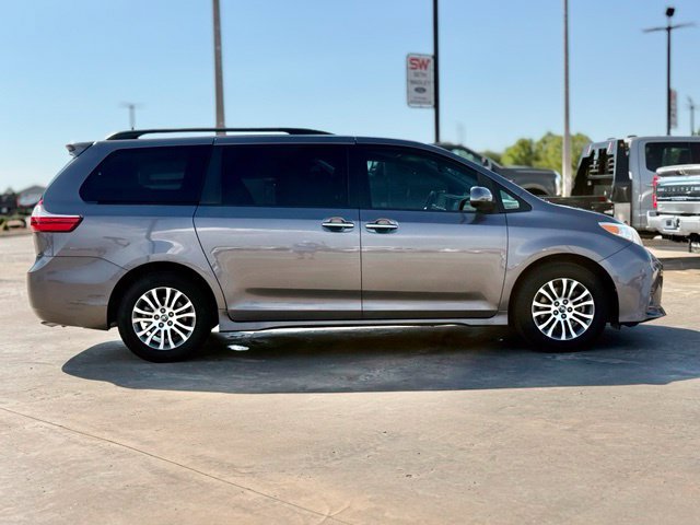 Used 2019 Toyota Sienna XLE w/ XLE Navigation Package FWD image 8