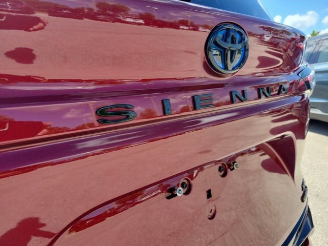 Used 2022 Toyota Sienna XSE image 10