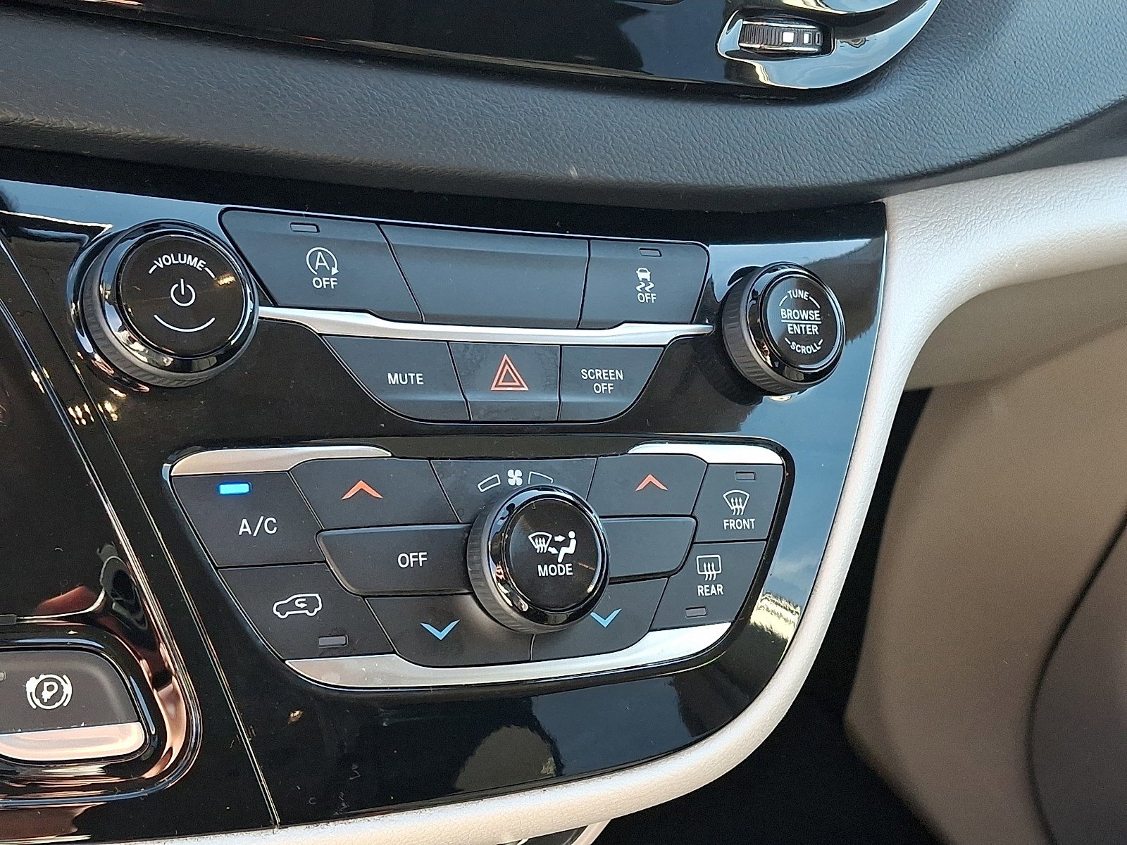 Used 2022 Chrysler Voyager LX image 14