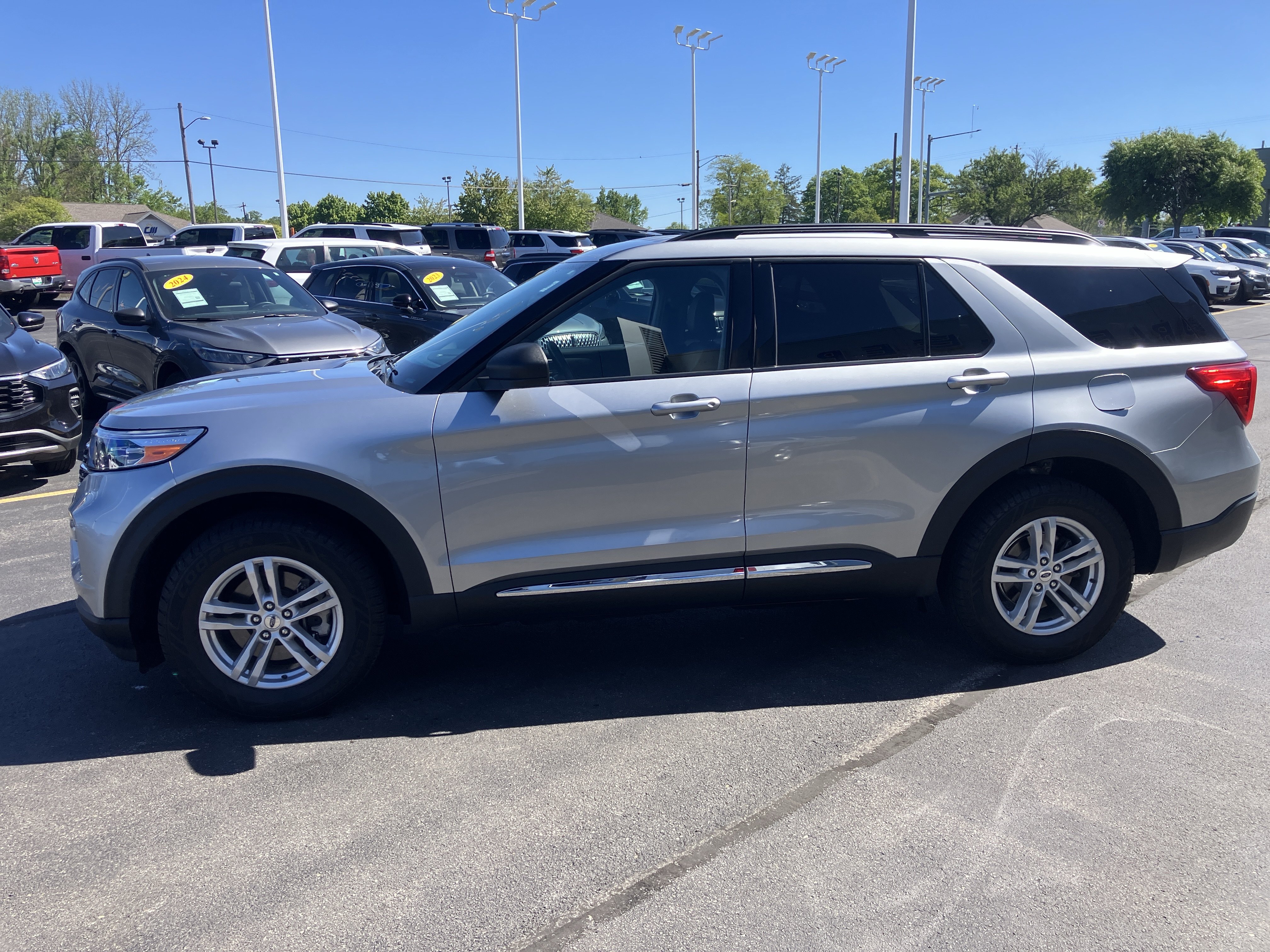 Certified 2021 Ford Explorer XLT w/ Equipment Group 202A AWD/4WD image 4