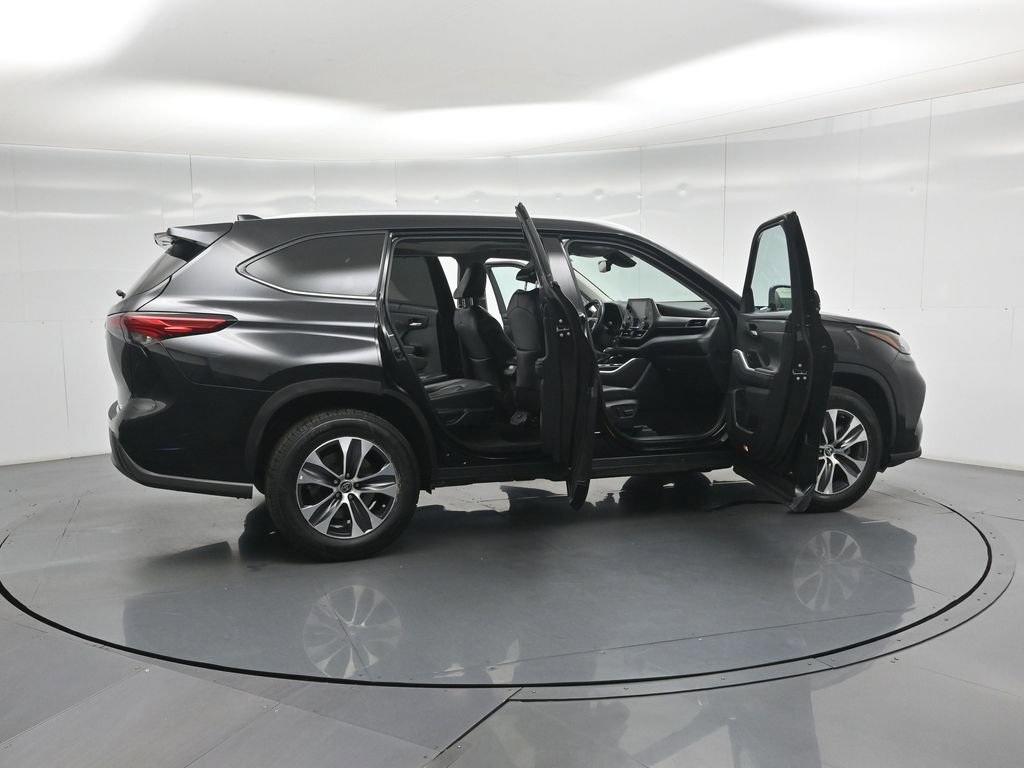 Used 2022 Toyota Highlander XLE FWD image 5