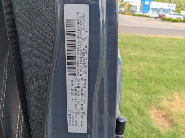 Used 2017 Jeep Wrangler Unlimited Sahara w/ Connectivity Group AWD/4WD image 31