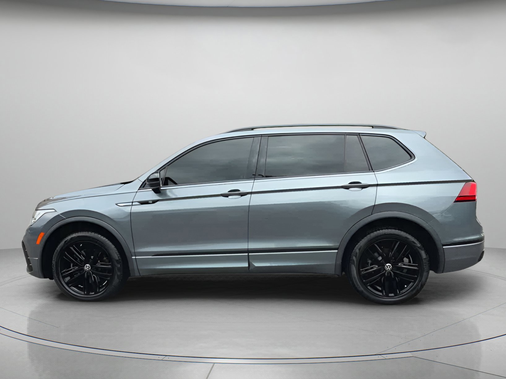 Used 2022 Volkswagen Tiguan SE R-Line image 9