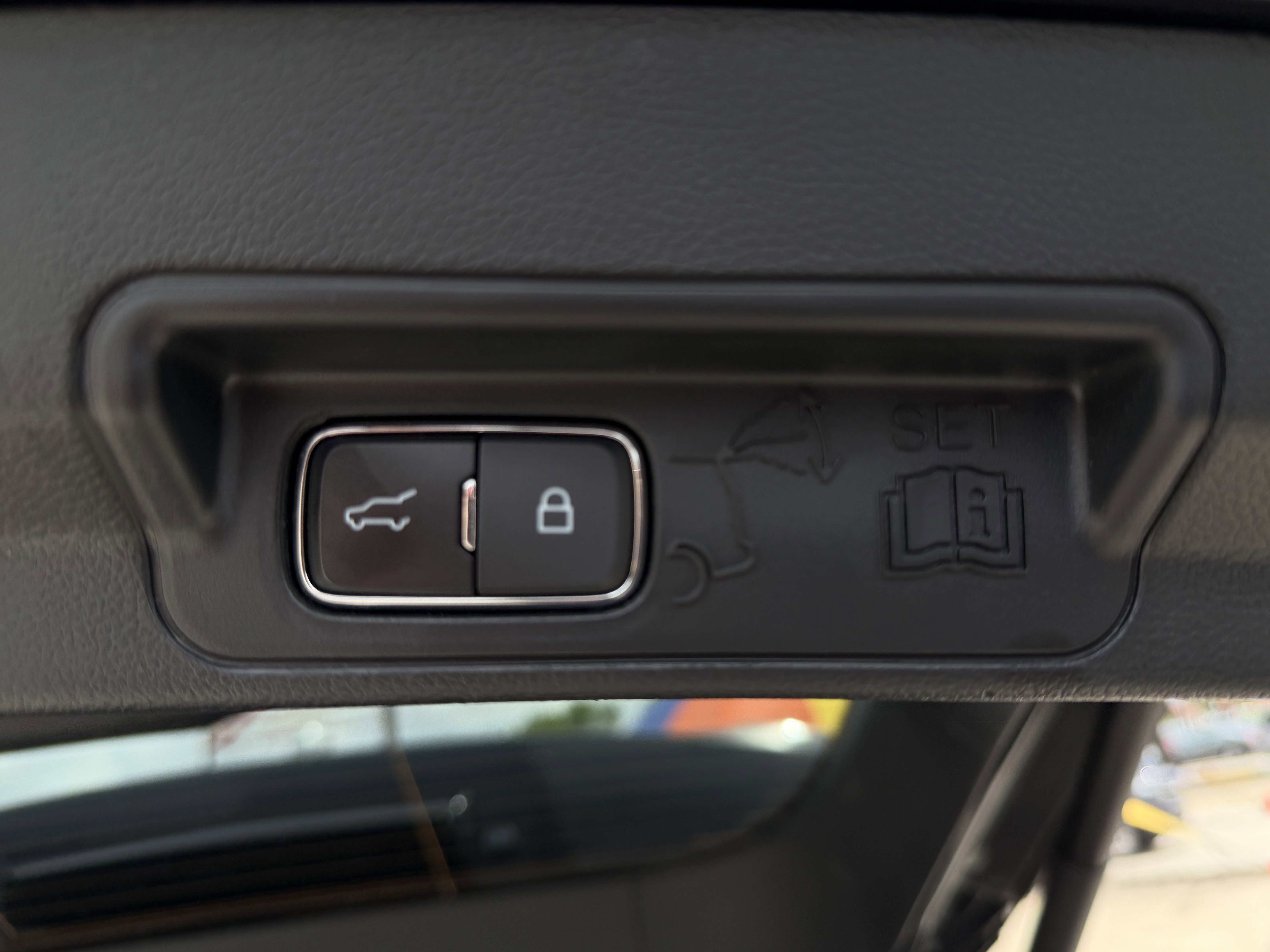 Certified 2024 Ford Explorer XLT RWD image 9