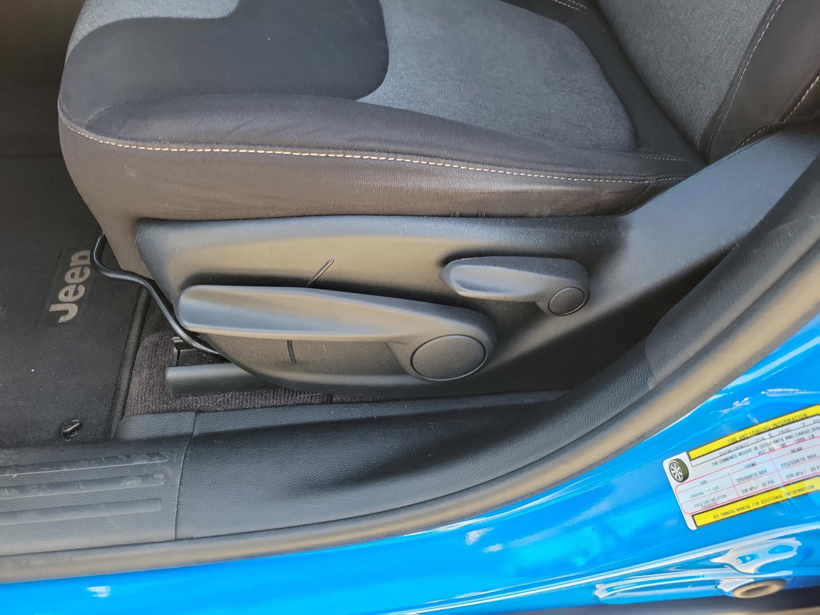 Used 2018 Jeep Cherokee Latitude w/ Altitude Package image 9