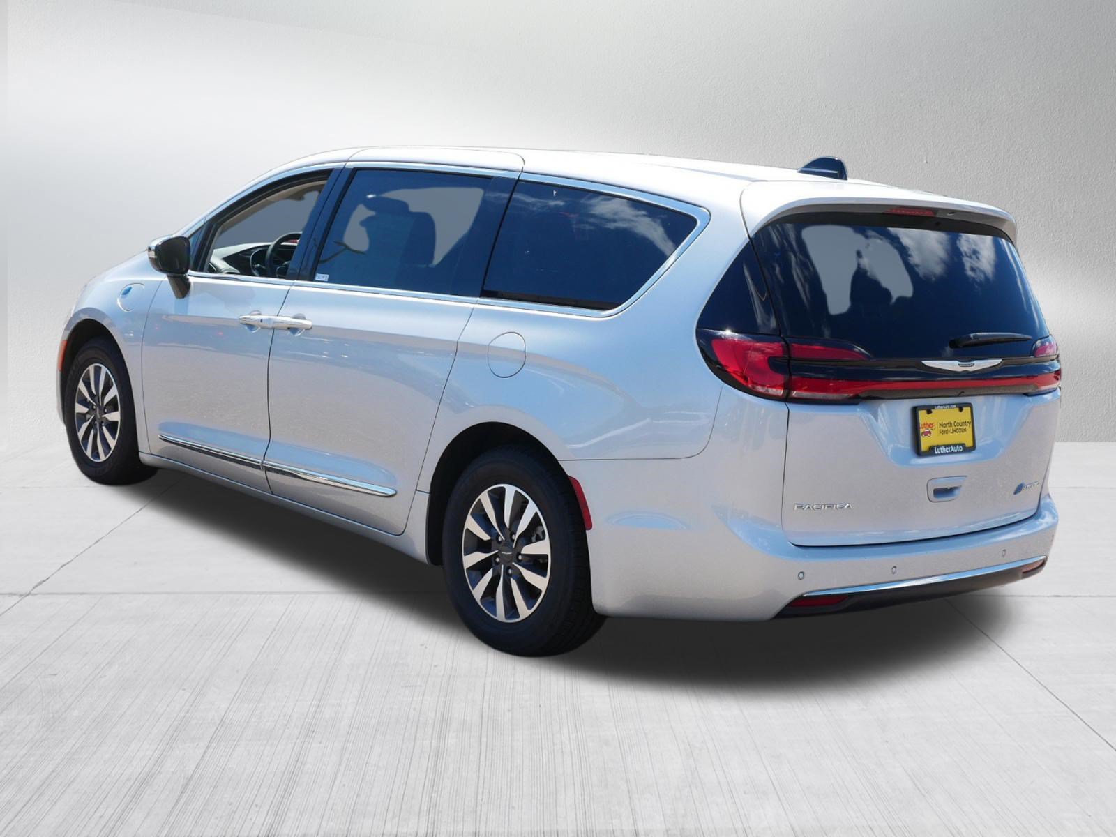 Used 2023 Chrysler Pacifica Limited FWD image 5