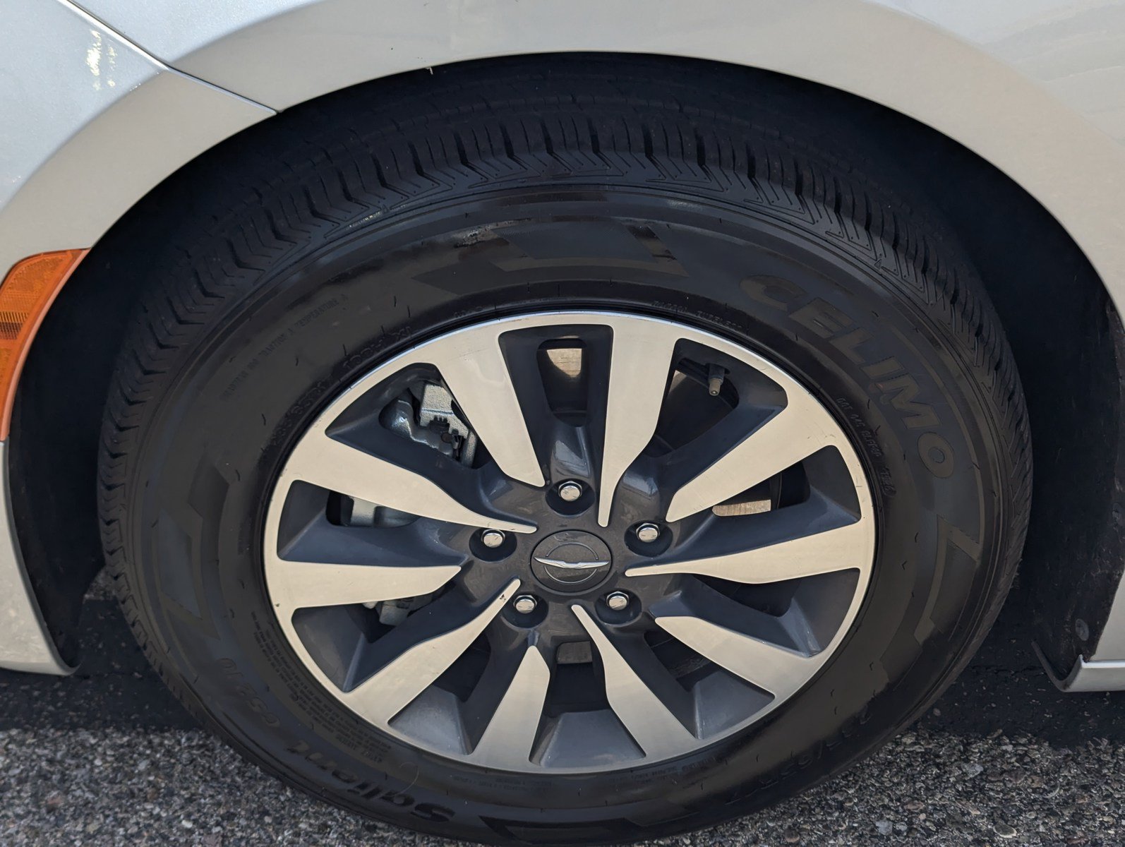 Used 2023 Chrysler Pacifica Limited FWD image 7