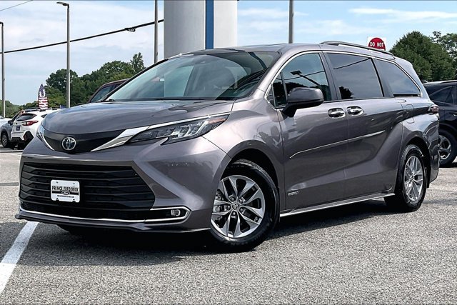 Used 2021 Toyota Sienna XLE FWD image 3