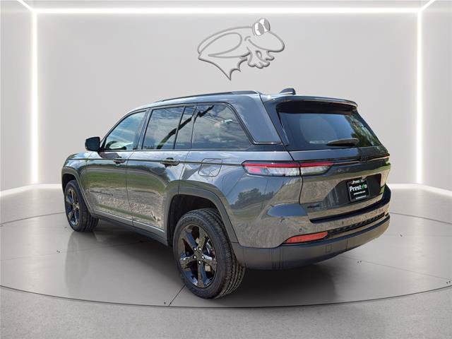 Used 2022 Jeep Grand Cherokee Altitude AWD/4WD image 3