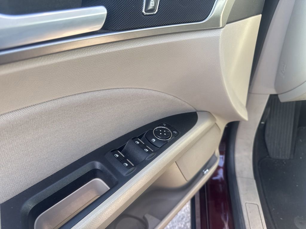 Certified 2018 Ford Fusion SE w/ Fusion SE Technology Package image 6