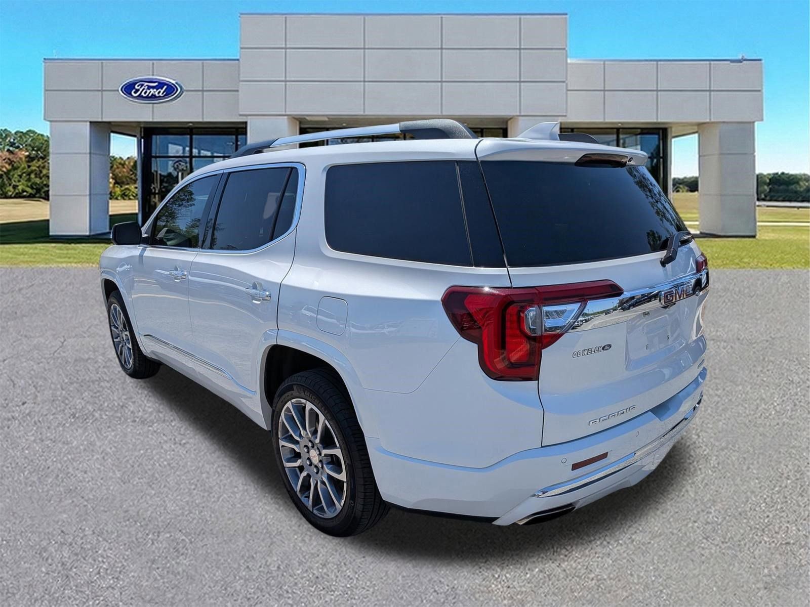 Used 2023 GMC Acadia Denali w/ Denali Ultimate Package AWD/4WD image 3