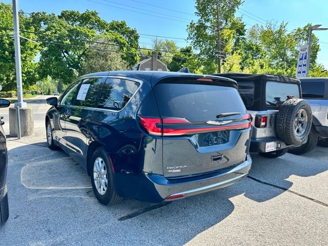 Used 2023 Chrysler Pacifica Touring-L FWD image 6