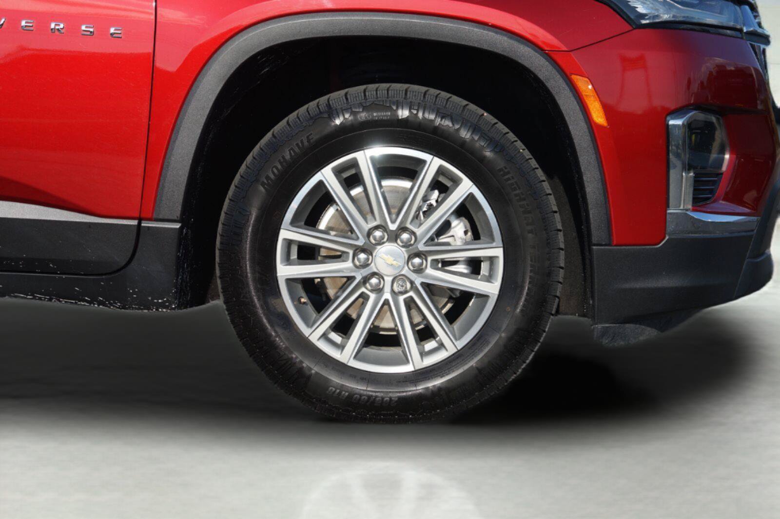 Used 2023 Chevrolet Traverse LT FWD image 4