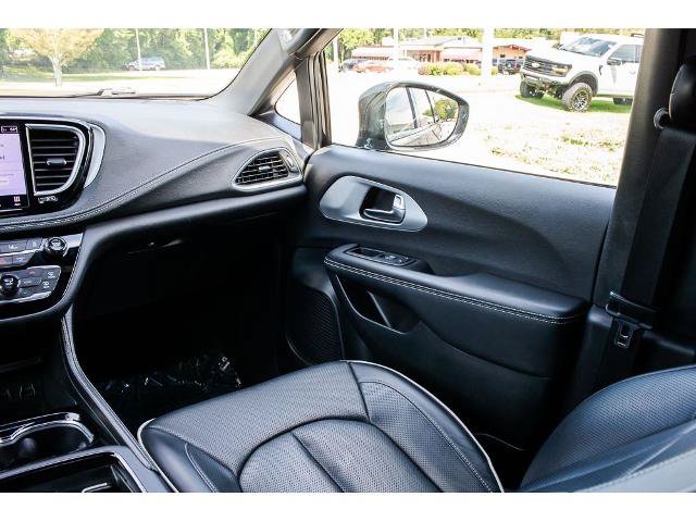 Used 2025 Chrysler Pacifica Limited FWD image 15